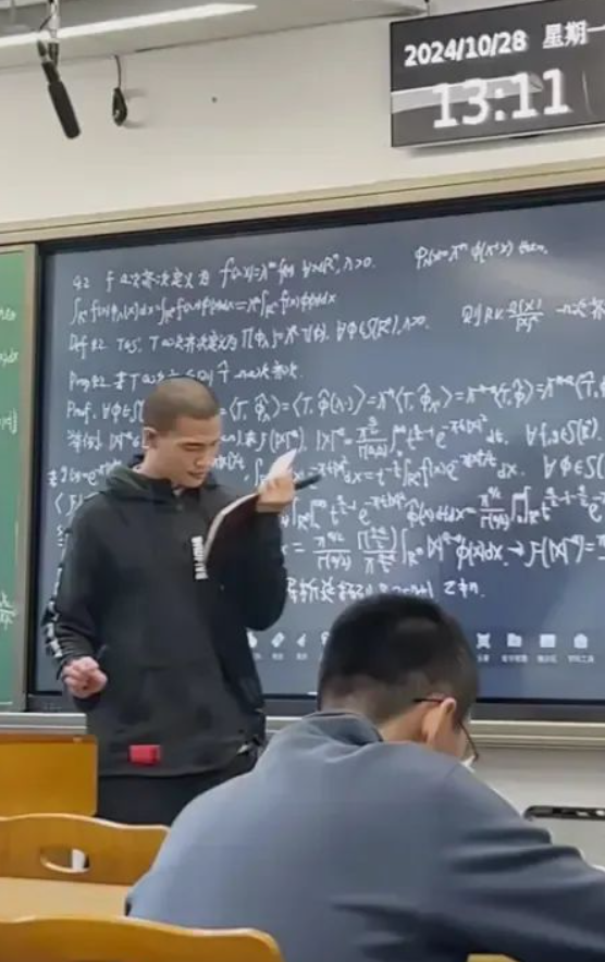 北大韦东奕上课照片走红，板书潇洒，新发型吸睛，网友：这要打脸多少“只会翻PPT”的老师？