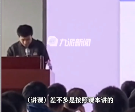 北大韦东奕上课照片走红，板书潇洒，新发型吸睛，网友：这要打脸多少“只会翻PPT”的老师？
