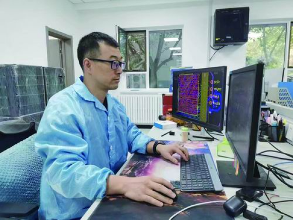 施炜雷：挑灯夜战只为找到“微弱信号”