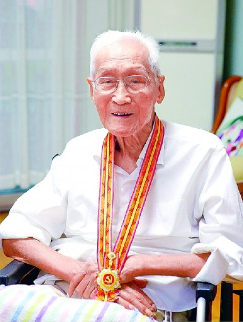 倾尽热血献航天 甘为人梯育桃李