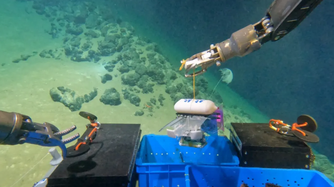 北京航空航天大学《Science Robotics》刊发北航研究团队和合作者最新研究成果：深海小型多模态机器人