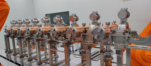铜铌复合腔高稳定超导加速单元研制成功
