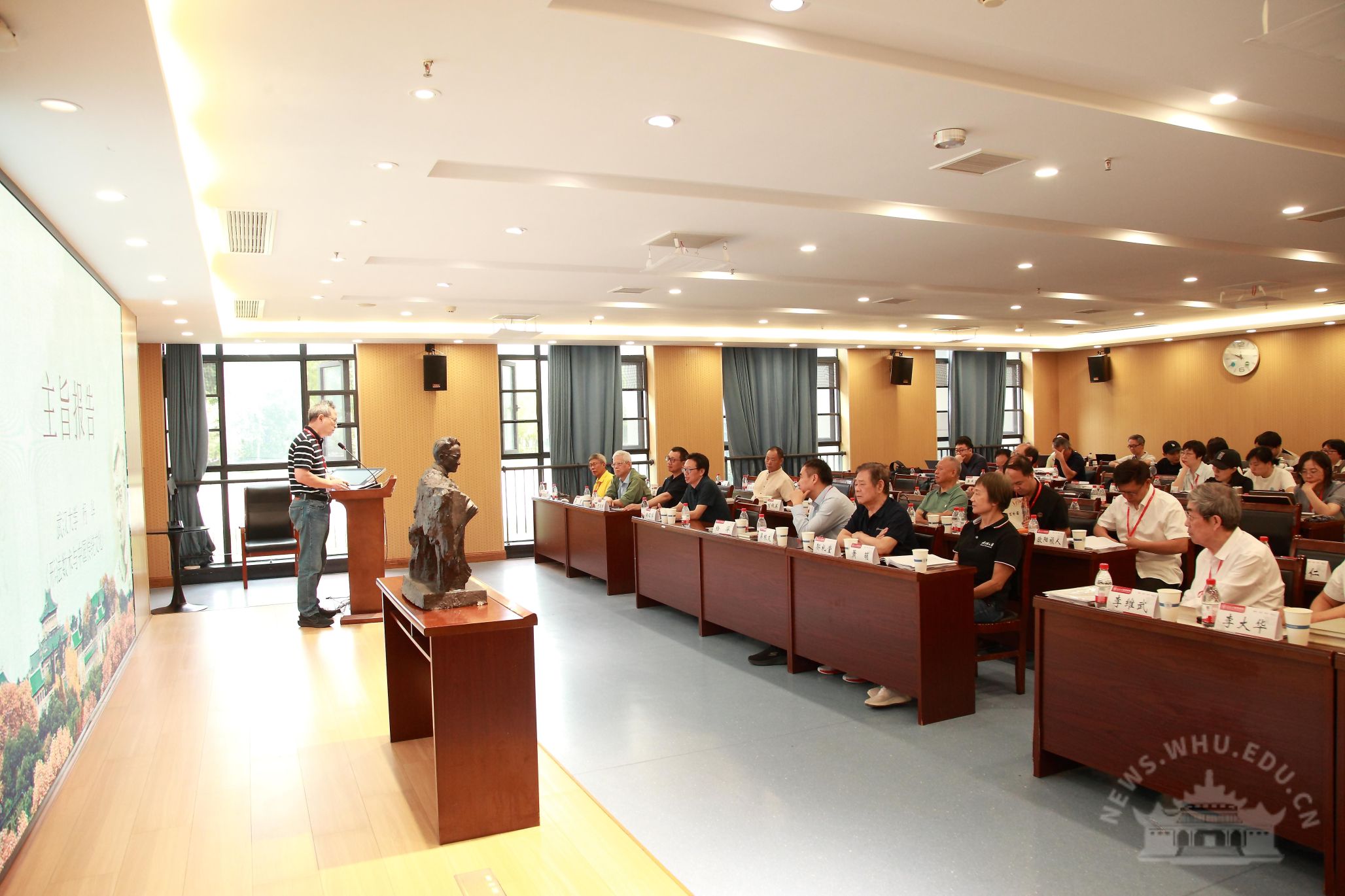 武汉大学珞珈传统与近百年中国哲学研究暨萧萐父先生铜像落成纪念会议在校举行