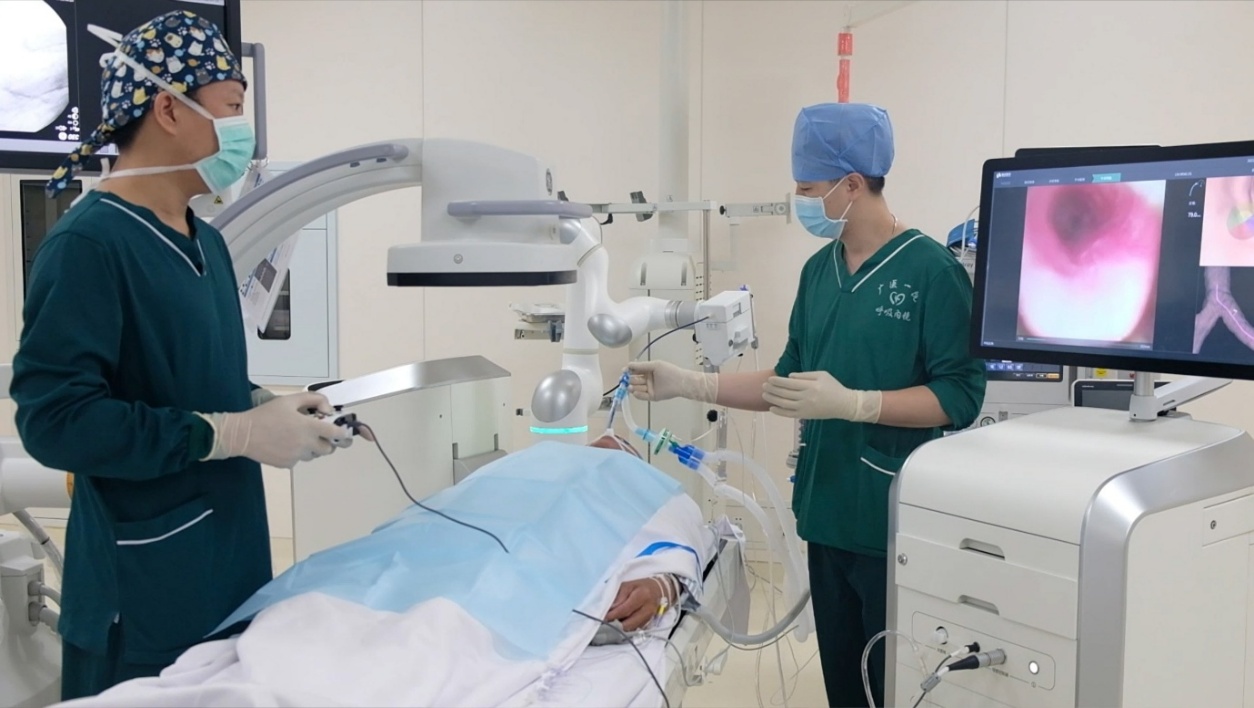 清华大学生医工程学院廖洪恩领衔的“经呼吸道多模式智能精准诊疗机器人系统研发”项目获得三类医疗器械注册证