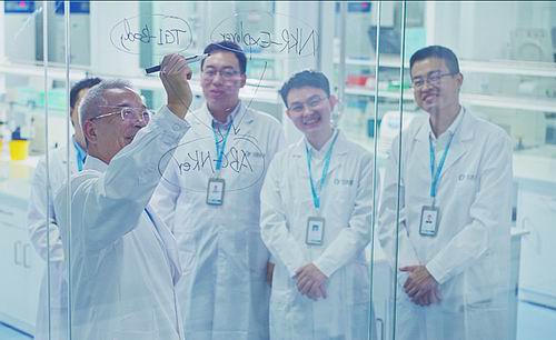 瞄准“抗癌利器”，他们“跨界”做新药