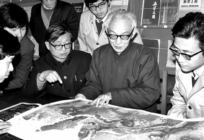 山石商量遍 秉烛夜作诗