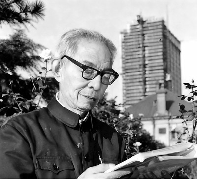 山石商量遍 秉烛夜作诗