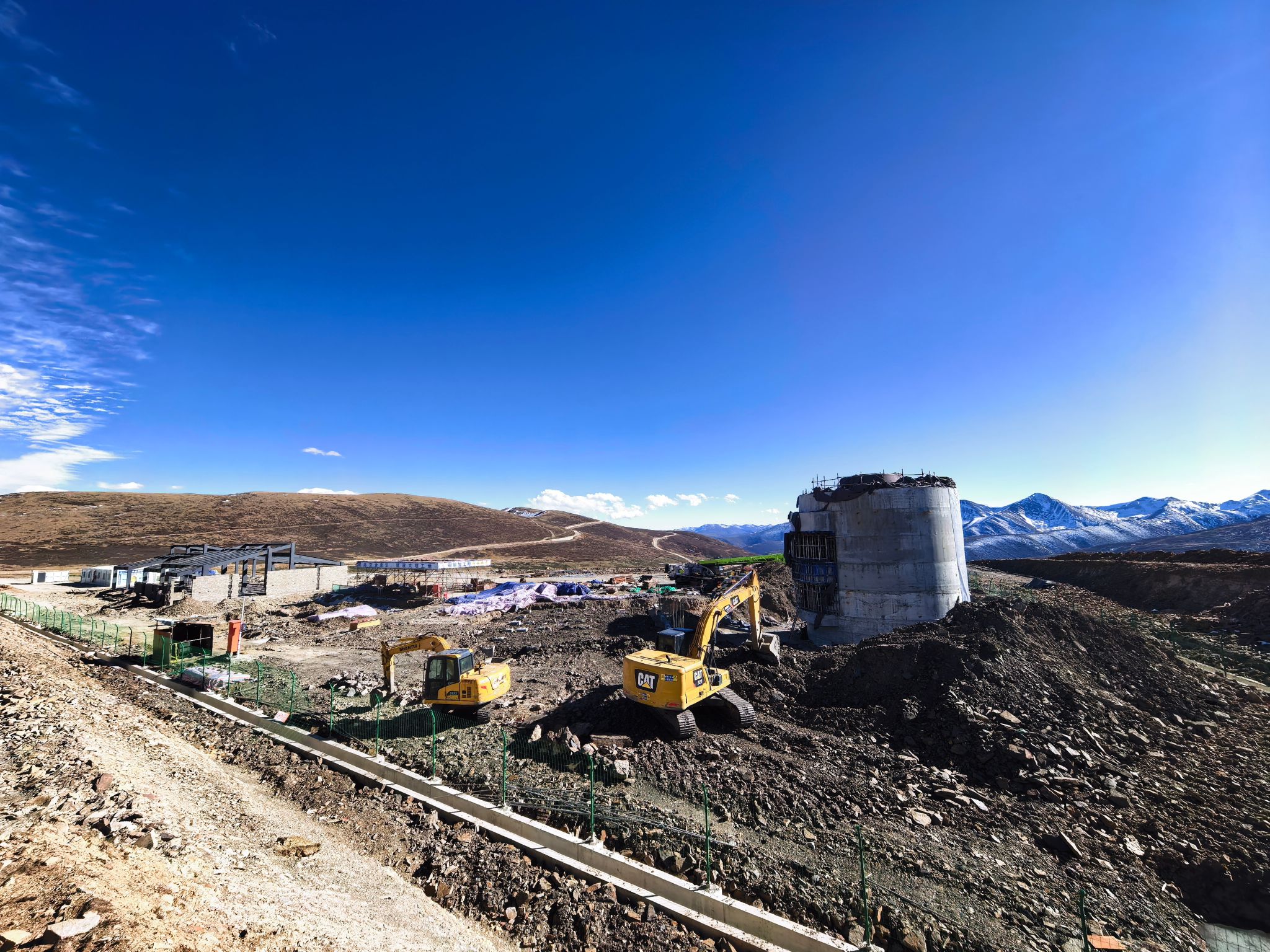 南京大学筑基雪域，凝望太阳：我校主导的2.5米太阳望远镜（WeHoST）研制取得重要进展