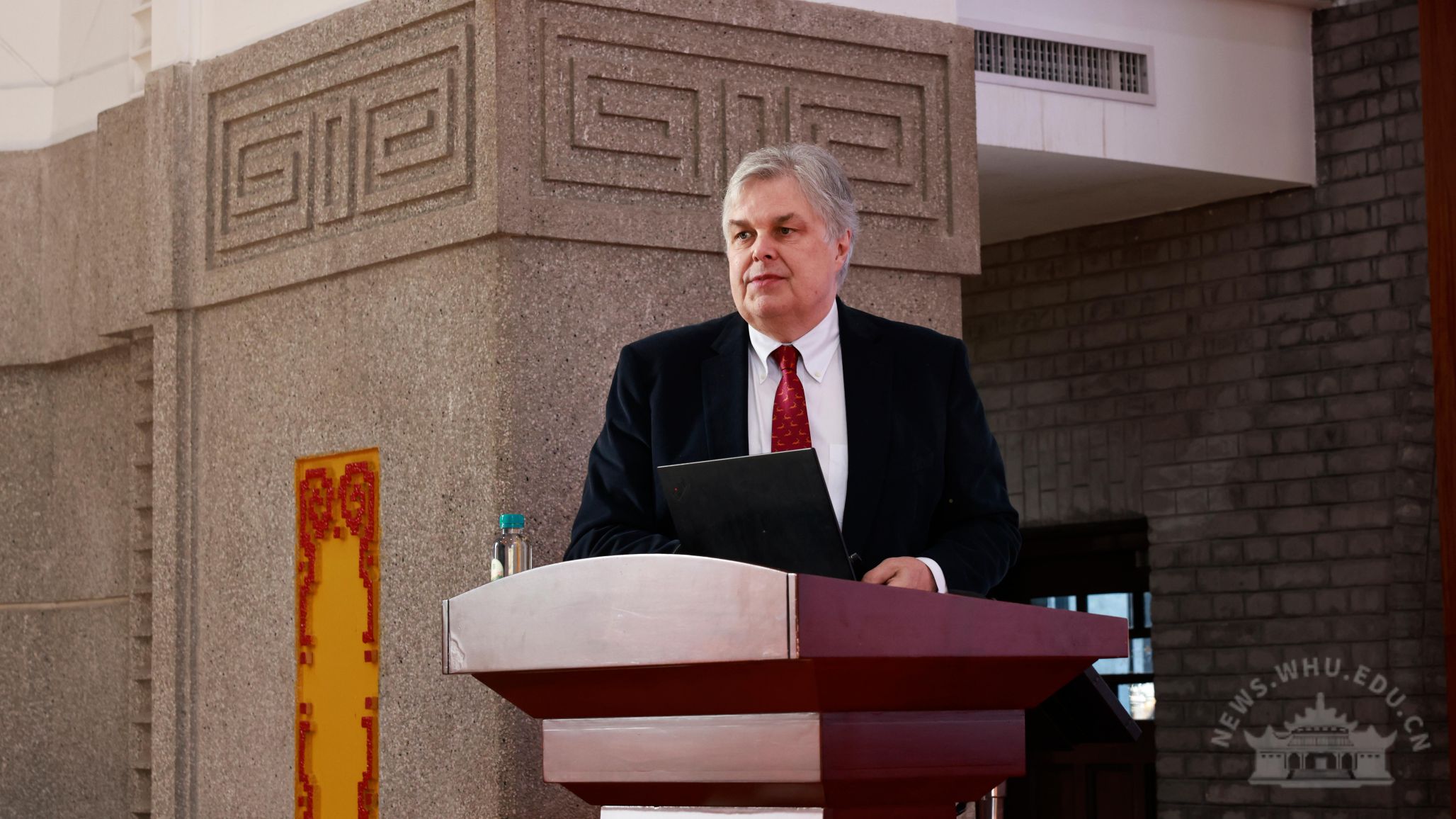 武汉大学【珞珈讲坛】欧洲科学院院士Martin Schröder探讨多孔框架材料设计