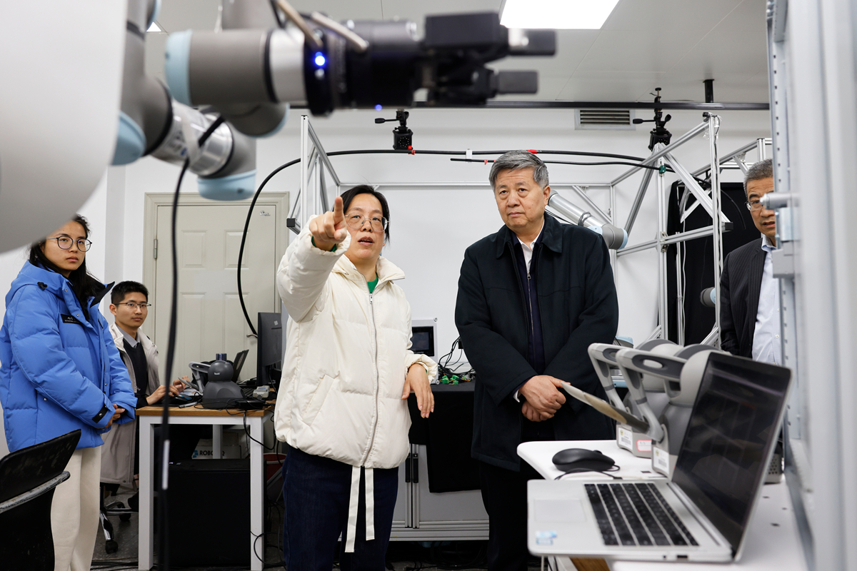 东南大学校长孙友宏专题调研学校人工智能与机器人领域科研 锚定国家战略聚力原创攻关