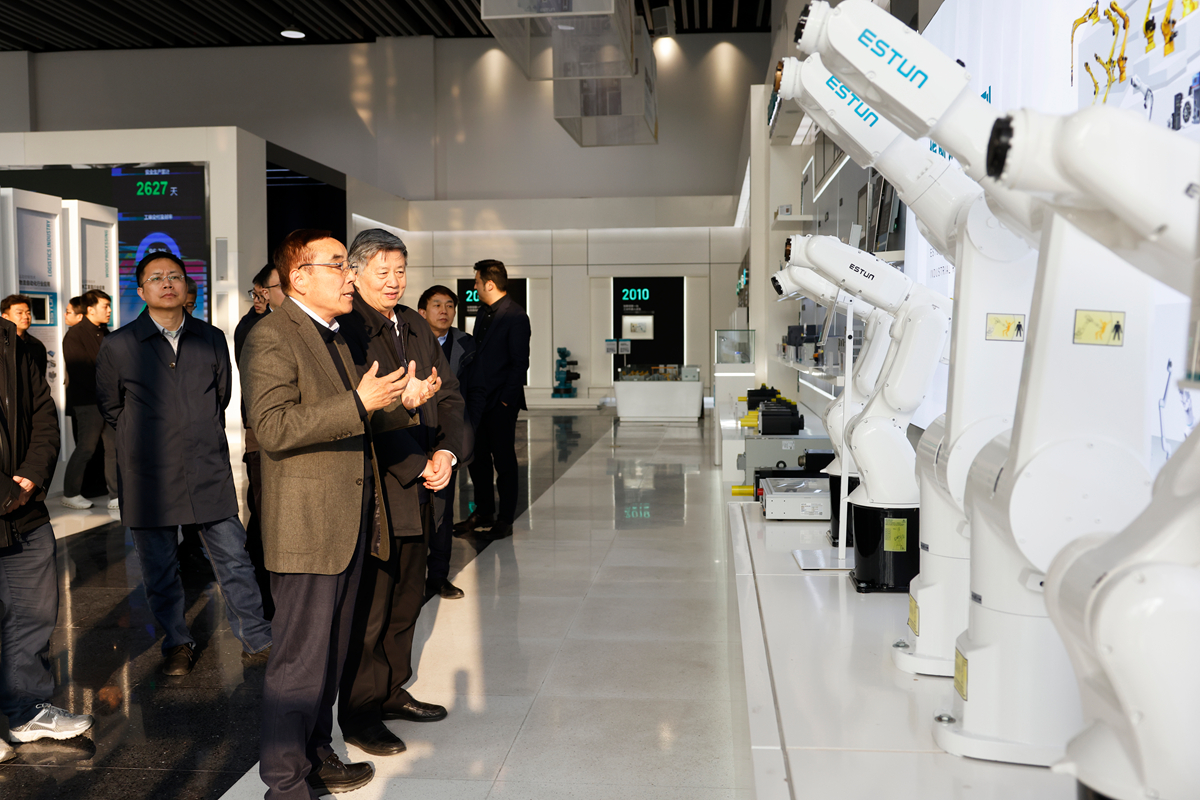 东南大学校长孙友宏专题调研学校人工智能与机器人领域科研 锚定国家战略聚力原创攻关