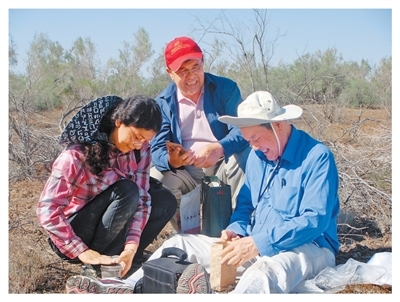 魏江春：探珠峰南极 织沙漠“绿毯”