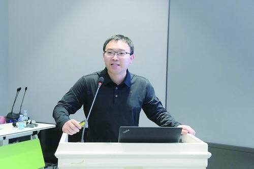 李理:在黑暗中“起舞”