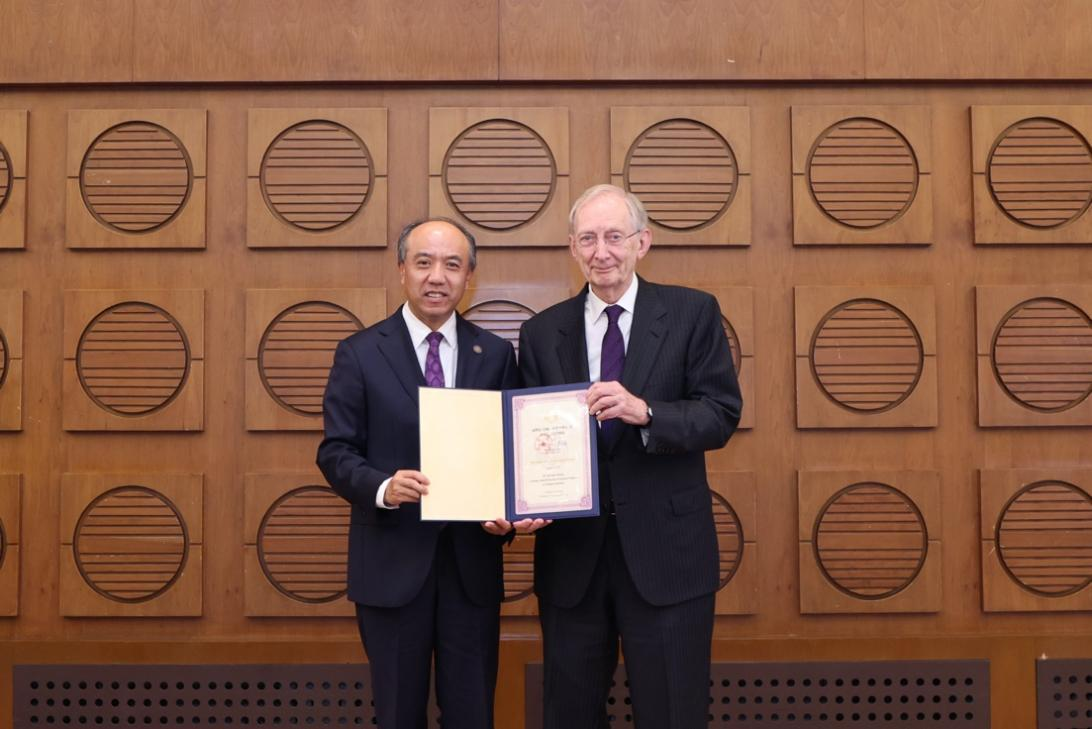 清华大学约翰·彭德里爵士受聘清华大学名誉教授并做客海外名师讲堂