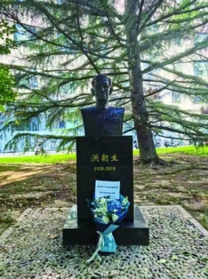 一位总想隐去名字的先生